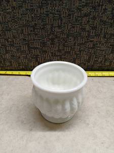 lot 195 image: White Ceramic Footed Bowl w Shell Pattern