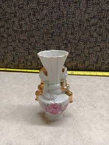 lot 198 image: Porcelain Vase Prairie Du Chein Wisconsin Made in Japan