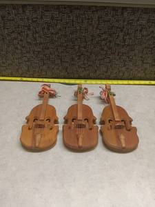 lot 230 image: Small Wooden Violin-Shaped Ornaments Set of 3