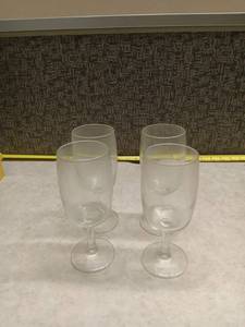 lot 247 image: Set of 4 Clear Glass Wine Glasses with Stem