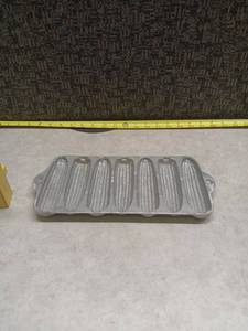 lot 252 image: 7-Cavity Corn Bread Mold Cast Aluminum Baking Pan