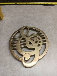 lot 261 image: Omnibus Taiwan Treble Clef Musical Ornament