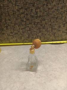 lot 296 image: Vintage Glass Perfume Atomizer w Woven Bulb