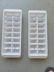lot 100 image: Ice cube trays, 2-pack - Retail $0