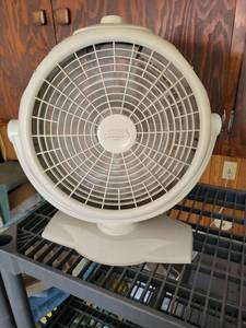 lot 116 image: Lakewood Oscillating Table Fan - Retail $0