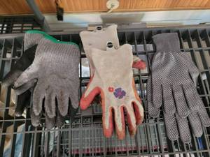 lot 164 image: Work Gloves Lot 3 Pairs Mixed Styles Grip Palms - Retail $0