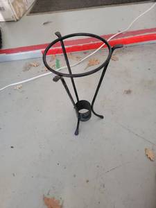 lot 171 image: Glass vase holder - Black Metal  - Retail $0