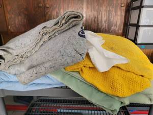 lot 175 image: Blankets used for moving - 6 piece lot
