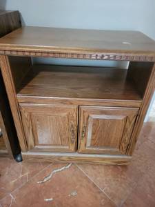 lot 189 image: Wood TV Cabinet with 2 Doors and Open Shelf 28.5Lx18Dx30.5H