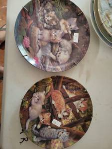 lot 217 image: Decorative Plates with Kitten Imagery, Set of 2