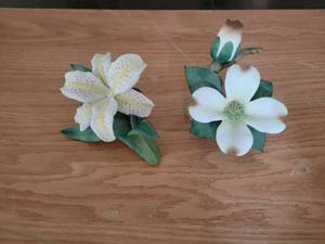 lot 247 image: Decorative Artificial Flowers Lily and Dogwood Stems