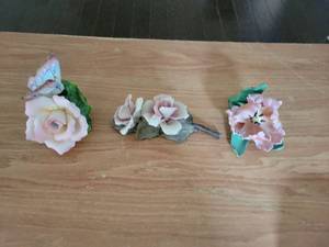 lot 251 image: Decorative Flower Figurines with Butterfly Accents, Set of 3