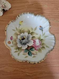 lot 253 image: Decorative Plate with Floral Design and Gold Trim
