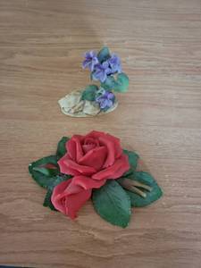 lot 255 image: Decorative Floral Figurines - Red Rose and Purple Violets Set of 2