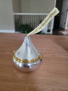 lot 257 image: Hersheys Kisses For My Daughter Candy music box