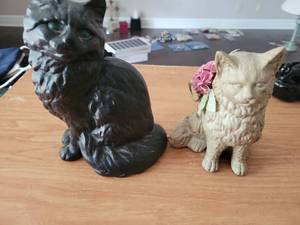 lot 268 image: Cat Figurine Lot, 2 Pieces, Black and Cream with Glass Eyes
