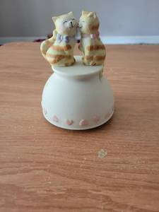 lot 271 image: Cat Pair Figurine Music Box with Heart Motif
