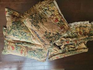 lot 276 image: Floral Upholstered bedroom set with curtains and pillow and shams