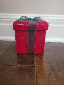 lot 280 image: Red Decorative Gift Box with Lid and Bow