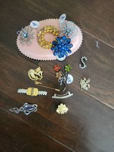 lot 282 image: Costume Jewelry Lot Brooches Pins Bracelets Rhinestone Beaded