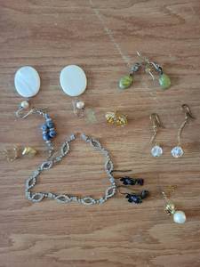lot 300 image: Lot of 10 Fashion Jewelry Earrings Assorted Styles