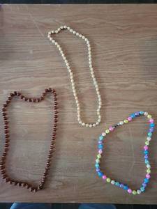 lot 305 image: Beaded Necklace Lot 3 Pieces Multicolor