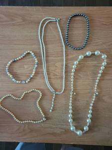 lot 309 image: Costume Jewelry Pearl Beaded Necklaces and Bracelets Lot 6 Pieces