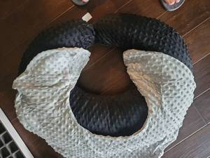 lot 310 image: Laptop Pillow with extra cover.