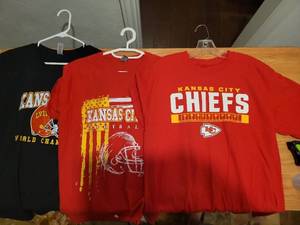 lot 313 image: Kansas City Chiefs T-Shirt Lot 3 Pieces Red Black Football XL