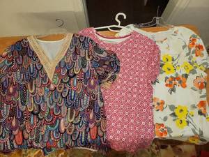 lot 321 image: 3-Piece Womens Clothing Lot Patterned Short-Sleeve Tops sixe XXL
