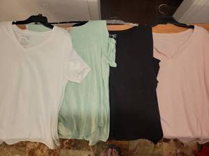 lot 322 image: Womens T-Shirt Lot 5 Pieces Philosophy Terra Sky