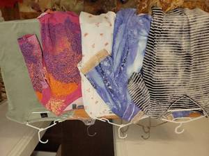lot 324 image: Lot of 5 Womens T-Shirts and Scarves Assorted Prints