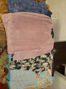 lot 329 image: Clothing Lot 4 Pieces Womens Tops Sweatshirt T-Shirt