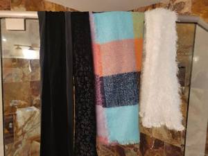 lot 334 image: Lot of 4 Assorted ScarvesWraps