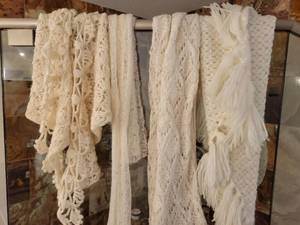 lot 335 image: Lot of 4 Cream Lace Fabric Strips