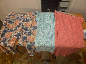 lot 340 image: Three Pack Capri Pants Size 18WXL