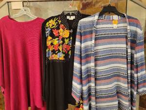 lot 353 image: Lot of 3 Womens Long Sleeve Tops Pink Black Floral Patterned size XL
