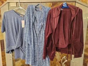 lot 357 image: Clothing Lot 6 total 3 tops 3 bottoms