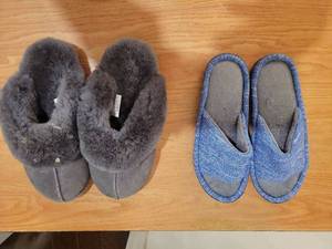 lot 358 image: Lot of 2 Pairs Slippers Gray and Blue size 7