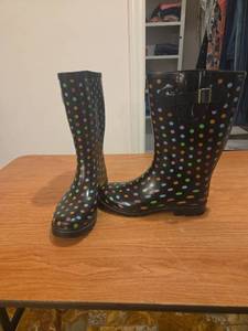 lot 365 image: Size 7 Rain Boots