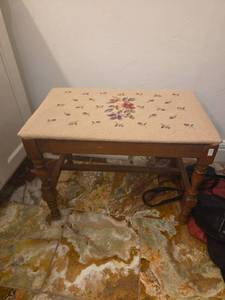 lot 382 image: 23L x 13W x 17 H Bench