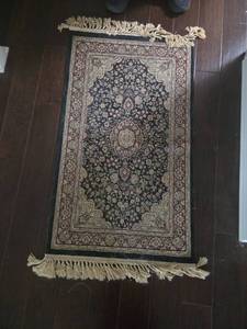 lot 388 image: 25 x 45 Rug