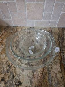 lot 406 image: Three Pack Glass Dishes