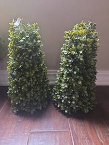 lot 445 image: Small Fake Greenery Decorations