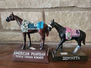 lot 450 image: American  Pharoah triple crown winner and Zenyatta bobble heads collectables