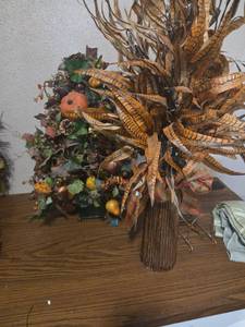 lot 464 image: Decorative Fall Floral Arrangement with Corn Husks and Berries
