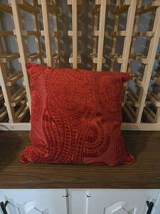 lot 466 image: Decorative Pillow