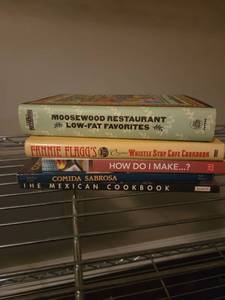 lot 514 image: Lot of 4 Cookbooks Moosewood, Fannie Flagg, How Do I Make, Comida Sabrosa