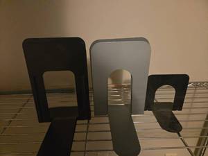 lot 533 image: Metal Bookends L-Shape Set of 3 (Only one Little)