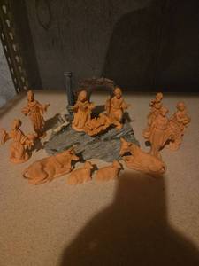 lot 563 image: Nativity Scene Figurine Set with Animals Architecture and Figures